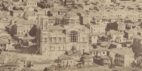 Αναγνωρίζετε το εκκλησάκι πίσω από την απλωμένη μπουγάδα στο Κέντρο της Αθήνας, το 1860;