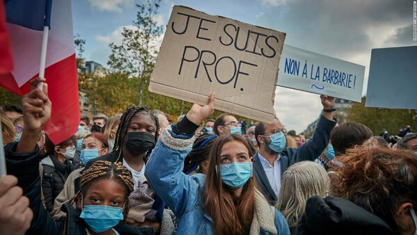 «Je suis Samuel»: Χιλιάδες Γάλλοι τίμησαν τη μνήμη του δολοφονημένου καθηγητή - Συγκεντρώσεις σε όλη τη χώρα