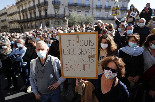 «Je suis Samuel»: Χιλιάδες Γάλλοι τίμησαν τη μνήμη του δολοφονημένου καθηγητή - Συγκεντρώσεις σε όλη τη χώρα