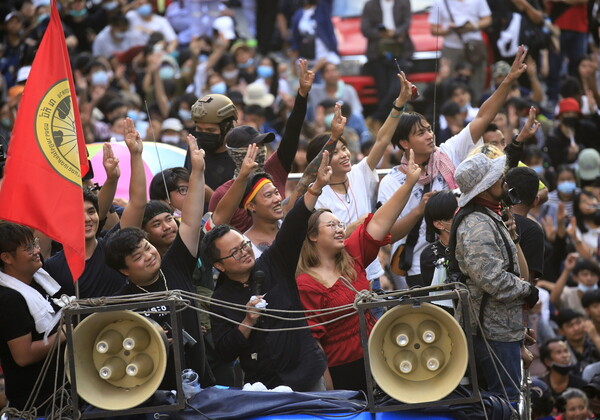 Ταϊλάνδη: Χιλιάδες αντικυβερνητικοί διαδηλωτές στους δρόμους για την επιστροφή του βασιλιά