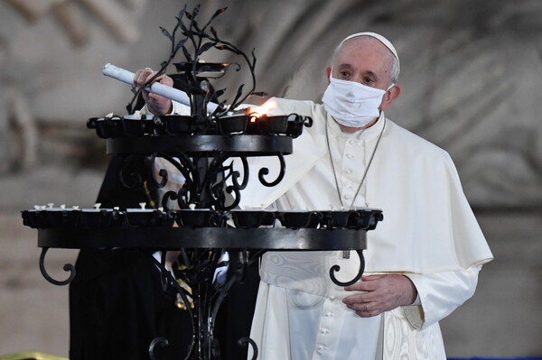 Βαρθολομαίος και πάπας Φραγκίσκος με μάσκα δημοσίως σε προσευχή στη Ρώμη