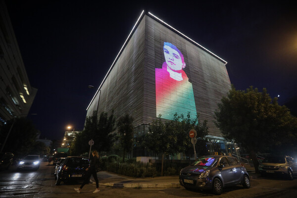 Το πρόσωπο του Ζακ Κωστόπουλου φωτίζει τη Στέγη - Εν όψει της έναρξης της δίκης