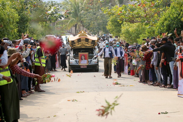 Μιανμάρ: Χιλιάδες άνθρωποι στην κηδεία της 20χρονης διαδηλώτριας- Συνεχίζονται οι διαμαρτυρίες