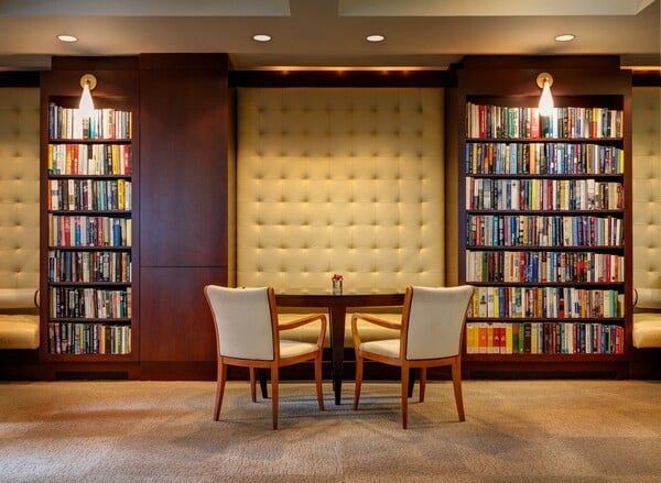 10 υπέροχες βιβλιοθήκες μέσα σε ξενοδοχεία για κάθε βιβλιόφιλο ταξιδιώτη