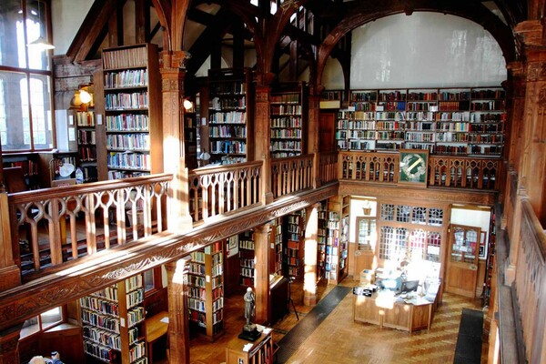 10 υπέροχες βιβλιοθήκες μέσα σε ξενοδοχεία για κάθε βιβλιόφιλο ταξιδιώτη
