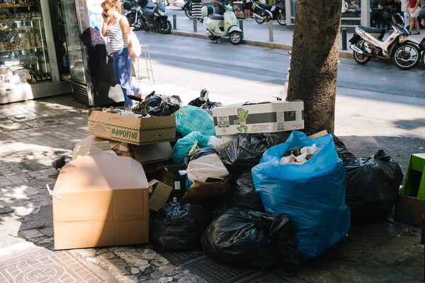 Εν μέσω τουριστικής περιόδου, η Αθήνα είναι πιο βρόμικη από ποτέ