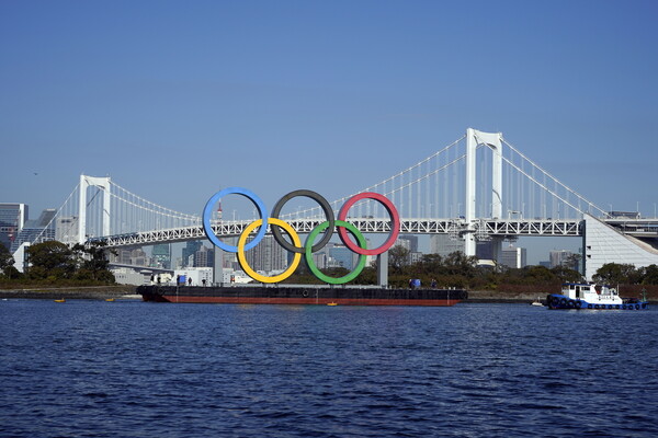 Οι τεράστιοι Ολυμπιακοί κύκλοι επέστρεψαν στο Τόκιο- «Οι Ολυμπιακοί αγώνες πλησιάζουν»