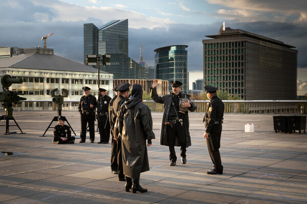 Η αστυνομική βία πρωταγωνιστεί στην καθηλωτική παράσταση του Ρ. Καστελούτσι στο κέντρο των Βρυξελλών