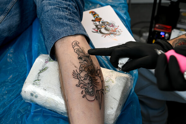 Κορμιά γεμάτα πανέμορφα τατουάζ στο 5o Athens Tattoo Expo