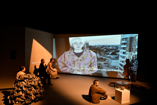 Τσέρνομπιλ: 16 μαρτυρίες στη σκηνή του Θεάτρου του Νέου Κόσμου για τον εφιαλτικό κόσμο μετά την καταστροφή