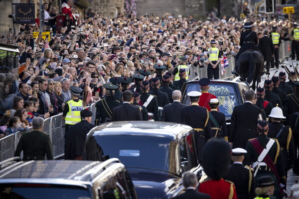 Βασίλισσα Ελισάβετ: Πλήθος κόσμου στο λαϊκό προσκύνημα στον Καθεδρικό του Εδιμβούργου