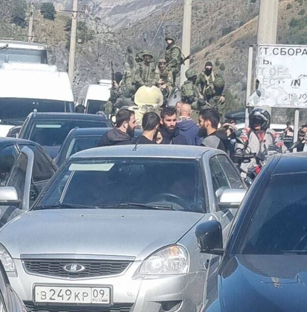 Ρώσοι διαφεύγουν μαζικά στη Γεωργία για να αποφύγουν την επιστράτευση - Ακόμα και 48 ώρες στα σύνορα 