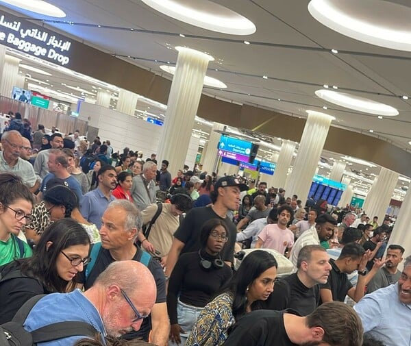 Ντουμπάι: Χάος στο αεροδρόμιο - Με μεγάλες καθυστερήσεις επανεκκινούν οι πτήσεις
