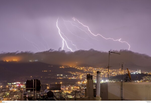 Μήνυμα του 112 για ισχυρές καταιγίδες σε κεντρική Μακεδονία, Θεσσαλία, Στερεά Ελλάδα και νησιά βορείου Αιγαίου 