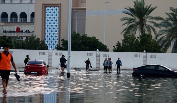 Πλημμύρες στα Ηνωμένα Αραβικά Εμιράτα: Τέσσερις οι νεκροί, ορατά τα προβλήματα στο Ντουμπάι