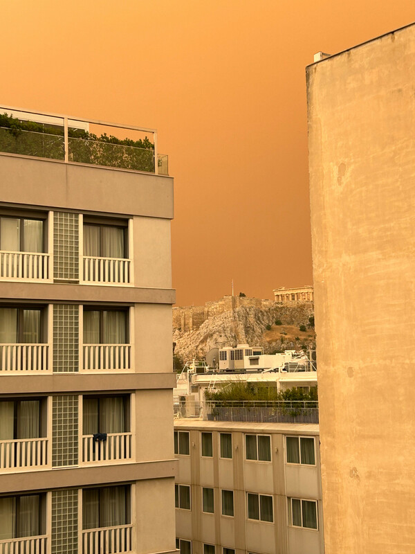 Αφρικανική σκόνη: «Πορτοκαλί» ουρανός από τον Άρη και στην Αττική