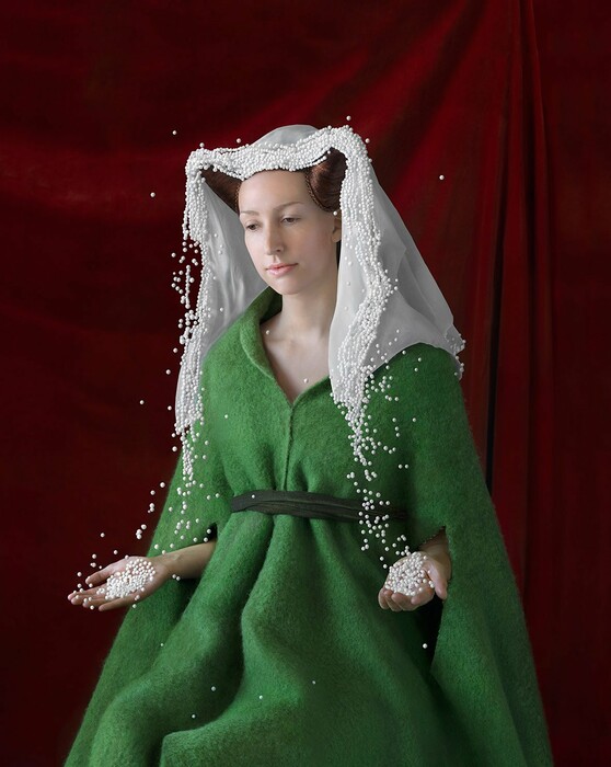 Η Suzanne Jongmans μετατρέπει ανακυκλώσιμα υλικά σε περίτεχνα κοστούμια και καπέλα της Αναγέννησης