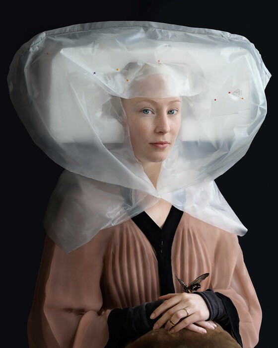 Η Suzanne Jongmans μετατρέπει ανακυκλώσιμα υλικά σε περίτεχνα κοστούμια και καπέλα της Αναγέννησης