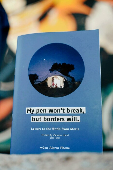 Τα «Γράμματα στον κόσμο από τη Μόρια» γράφτηκαν από τη 16χρονη Παρβάνα Αμίρι τις νύχτες στο καμπ