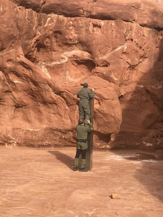 ΗΠΑ: Αξιωματικοί ανακάλυψαν έναν κάθετο, μεταλλικό «μονόλιθο» στην έρημο της Γιούτα