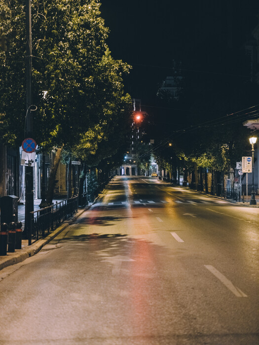 Χορός με τη σκιά μου: Περπατώντας στους δρόμους την πρώτη νύχτα της απαγόρευσης στην Αθήνα