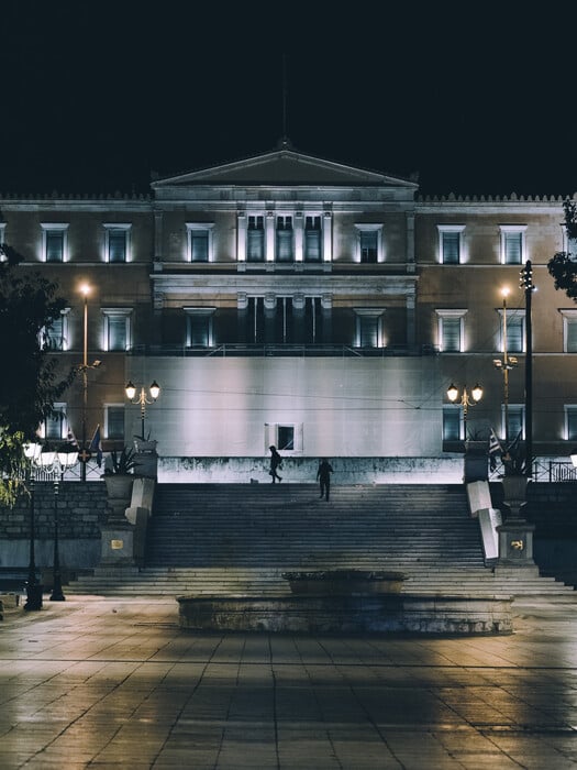 Χορός με τη σκιά μου: Περπατώντας στους δρόμους την πρώτη νύχτα της απαγόρευσης στην Αθήνα