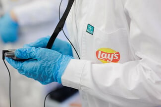 Μάθαμε πώς φτιάχνονται τα πατατάκια Lay's (και γιατί κανείς δεν μπορεί να φάει μόνο ένα)