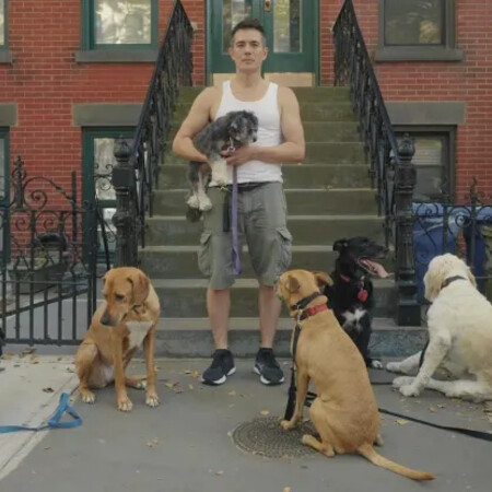 Βγάζει πάνω από 100.000 δολάρια το χρόνο κάνοντας βόλτες με σκύλους στη Νέα Υόρκη