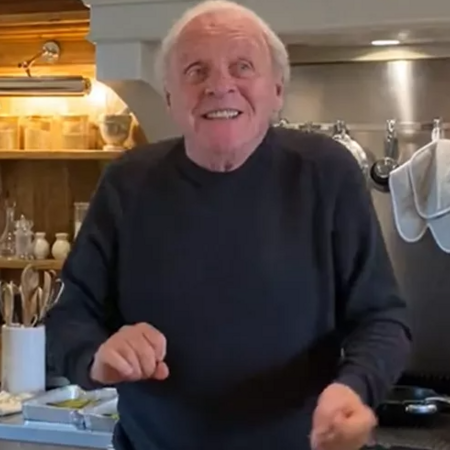 Ο Άντονι Χόπκινς χορεύει ρούμπα στην κουζίνα