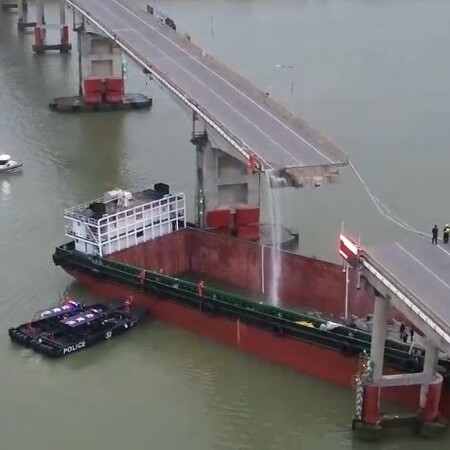 Πλοίο προσέκρουσε σε γέφυρα στην Κίνα: Αυτοκίνητα έπεσαν στο νερό - Πέντε νεκροί