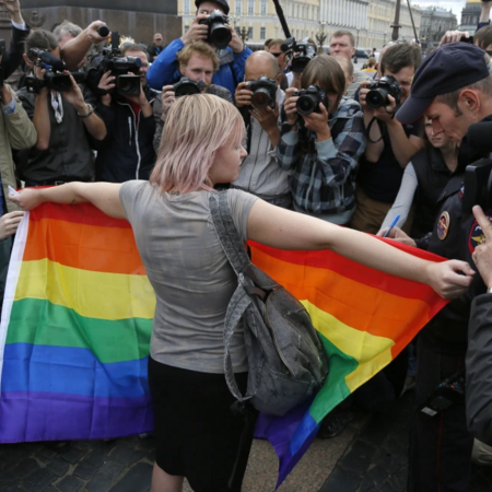 Η αστυνομία βιβλίων στη Ρωσία και η «γκέι προπαγάνδα»