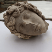 Ανασκαφή Φιλίππων: Στο φως κεφαλή αγάλματος που πιθανότατα ανήκει στον θεό Απόλλωνα