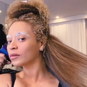 Η Beyoncé βγάζει τις περούκες και αποκαλύπτει τα φυσικά της μαλλιά