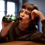 ΠΟΥ: «Ανησυχητικά» τα ποσοστά εφήβων που καταναλώνουν αλκοόλ και ηλεκτρονικά τσιγάρα