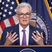 Fed: Αμετάβλητα τα επιτόκια, σε υψηλά 20 ετών 