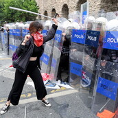 Κωνσταντινούπολη: Επεισοδιακή διαδήλωση στην Ταξίμ για την Πρωτομαγιά- Με λαστιχένιες σφαίρες και συλλήψεις απάντησε η αστυνομία