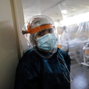 ΚΥΡΙΑΚΗ Τρεις γιατροί της πρώτης γραμμής στη μάχη κατά της πανδημίας κάνουν τον απολογισμό τους