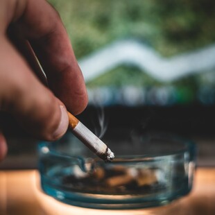 Νέα Ζηλανδία: Καταργεί το νόμο για απαγόρευση του καπνίσματος για φορολογικούς λόγους 
