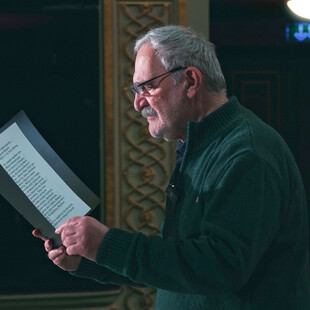 O Δημήτρης Καταλειφός διαβάζει ένα συγκλονιστικό απόσπασμα από το πρώτο θεατρικό έργο που ανέβηκε στο Δημοτικό Θέατρο Πειραιά.