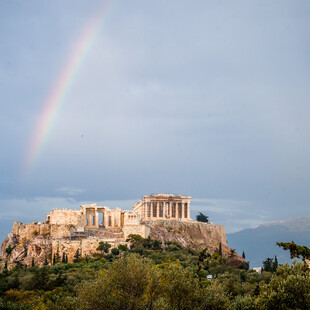 Reuters: Η ελληνική οικονομία εκτοξεύεται μετά από μια δεκαετία πόνου