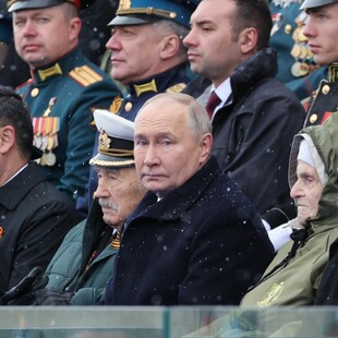 «Ημέρα της Νίκης»: Απειλές Πούτιν στη Δύση σε μια απρόσμενα λιτή στρατιωτική παρέλαση