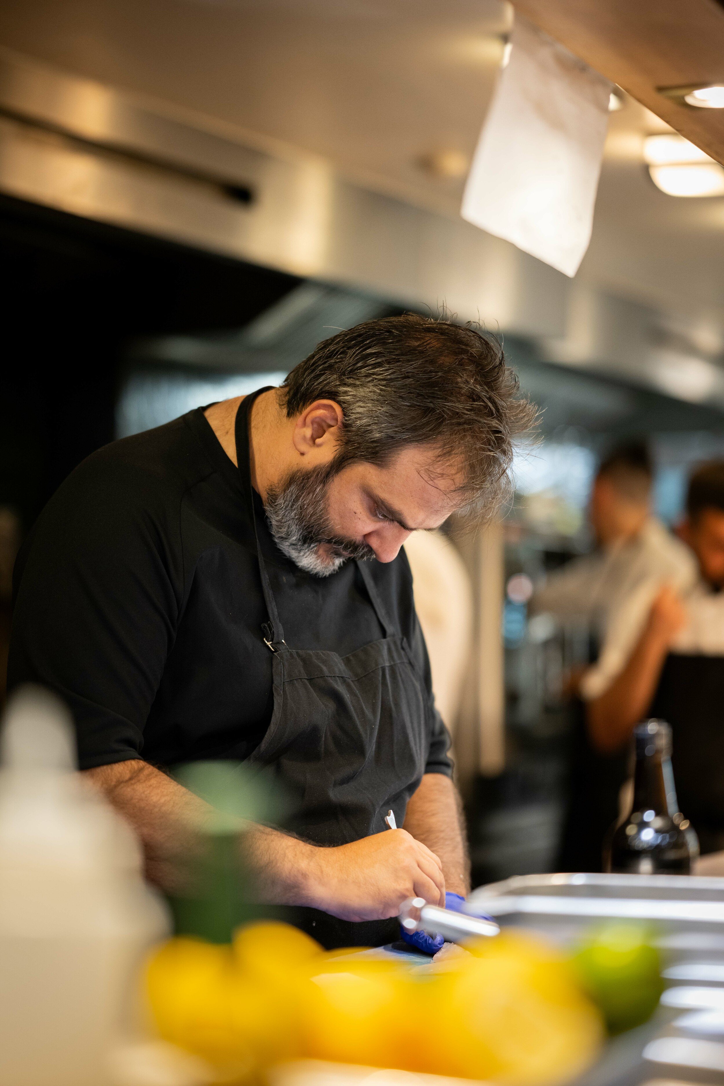 Στην Cookoovaya του Περικλή Κοσκινά για carpaccio ψαριού με γύρη μάραθου