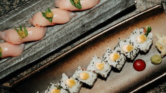 Rawbata: Από το nigiri με wasabi ως τα μπιφτεκάκια προβατίνας — κάθε πιάτο μια ιστορία