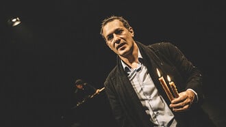 «Ο Αμερικάνος» του Αλέξανδρου Παπαδιαμάντη με τον Θανάση Σαράντο επιστρέφει στο Θέατρο ΡΟΕΣ