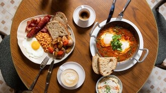 Το Benedict Berlin φτάνει στην Αθήνα για να κάνει πράξη το πρωινό που δεν τελειώνει ποτέ