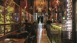Urban Bar: Εδώ μαζεύονται τρεις διαφορετικές γειτονιές, και καθεμία έχει έναν καλό λόγο