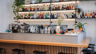 Commune: Specialty καφές, premium ποτά και μια συλλογή από βινύλια σε ένα νέο υβριδικό στέκι