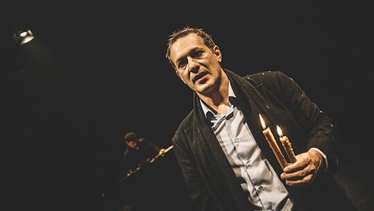 «Ο Αμερικάνος» του Αλέξανδρου Παπαδιαμάντη με τον Θανάση Σαράντο επιστρέφει στο Θέατρο ΡΟΕΣ