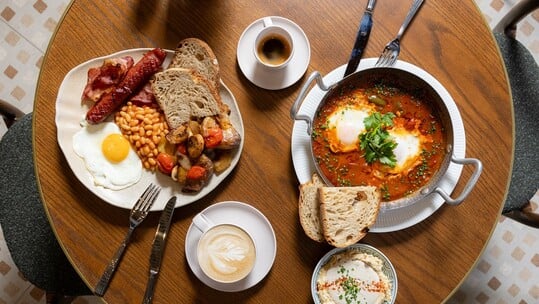 Το Benedict Berlin φτάνει στην Αθήνα για να κάνει πράξη το πρωινό που δεν τελειώνει ποτέ