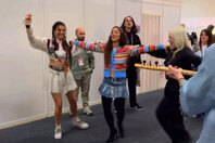 Eurovision 2024: Η Μαρίνα Σάττι χορεύει συρτό με την τραγουδίστρια της Αρμενίας